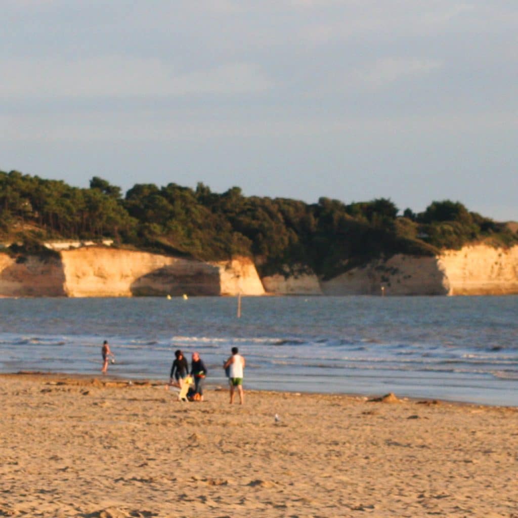 La pointe de Suzac a Saint Georges de Didonne est un cap rocheux dans l’estuaire de la Gironde, entre la plage principale de St Georges de Didonne et la plage de Suzac.