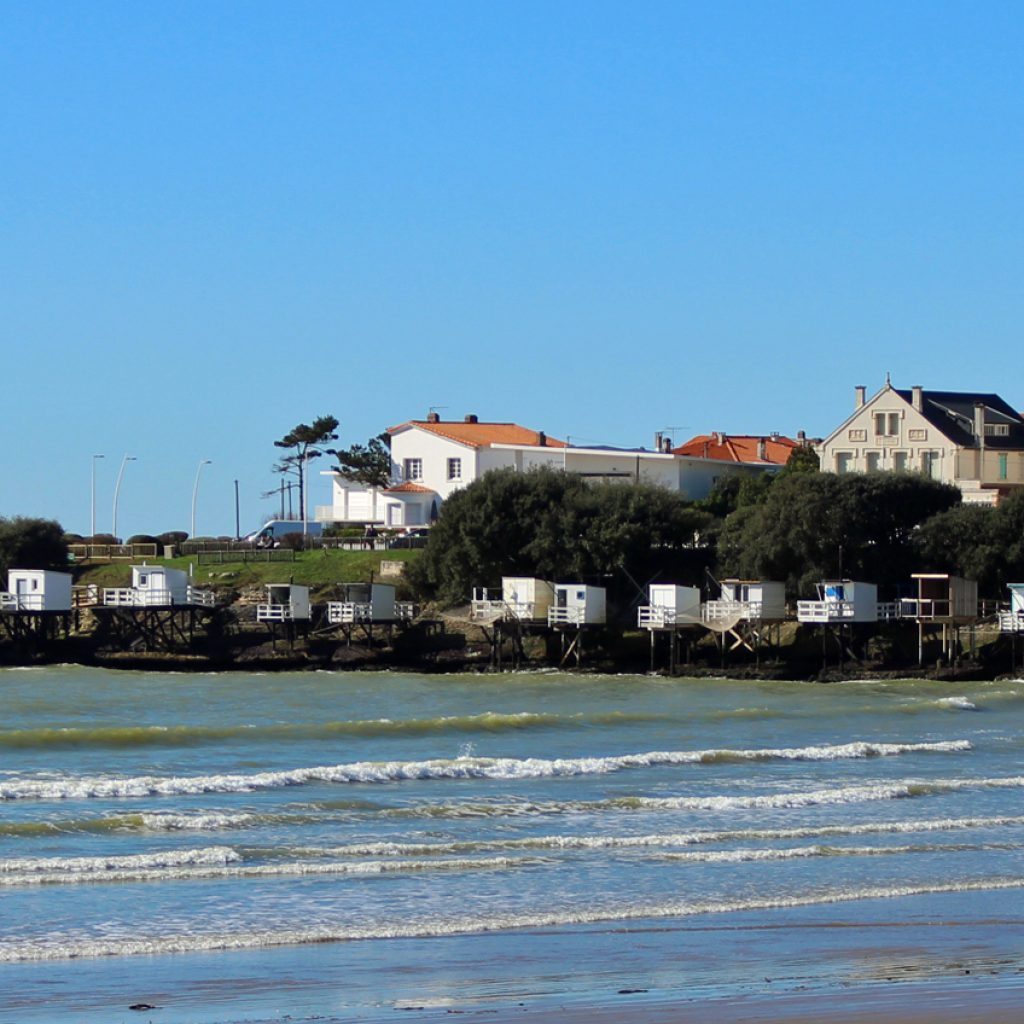 Pontaillac a Royan est un quartier de la ville de Royan, situé entre le centre-ville de Royan et la ville de Vaux Sur Mer. Dans le quartier vous trouverez la plage de Pontaillac a Royan