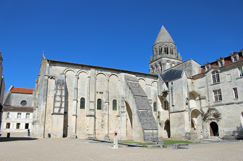 Façade sud de l'église abbatiale de l'abbaye aux dames