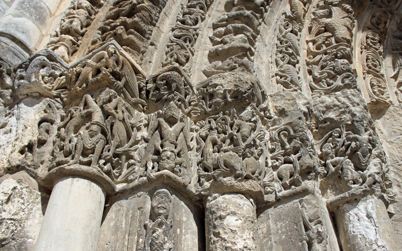 Photo des sculptures du portail de l'église abbatiale de l'abbaye aux dames de Saintes